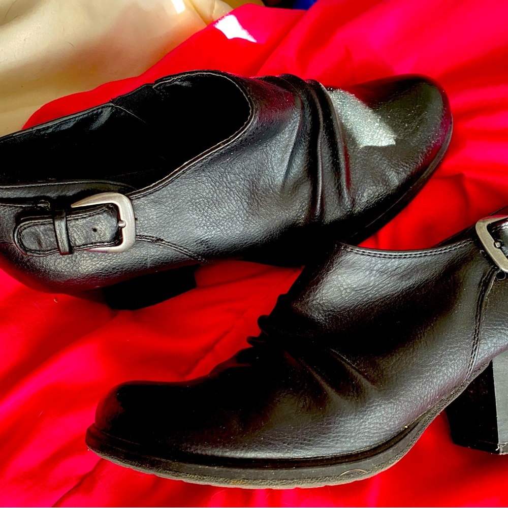 CLARK’S LADIES SLIP ON SHOE SIZE 8